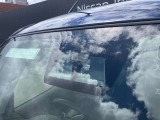 フロントガラスの上部には衝突軽減ブレーキの装置も付いており、より安全に運転を楽しんでいただくことができます。