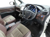 シンプルで使いやすいデザインの運転席です。