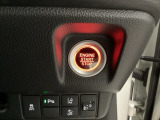 【ENGINE START/STOP】スマートキーをポケットやバッグに入れたままで、キーを差し込むことなくボタンを押すだけでエンジンが始動します。
