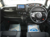 運転にかかわる様々な操作を安全に行えるように視点移動が少なく、操作性に配慮されたスイッチ類が凝縮されたコクピットです。