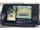 アラウンドビューモニターです。4つのカメラからの映像を合成・処理することで空から見下ろすような視点で周囲を確認でき、駐車時のクルマの位置確認がスムーズになります。