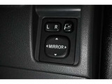 狭い場所も苦になりません。電動格納ドアミラー装備。
