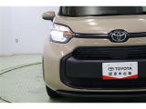 シエンタらしい個性を際立たせたデザインのヘッドランプは2灯式LED。周囲の明るさを感知して点灯・消灯するオートライト搭載。オートハイビームも搭載していますので面倒なヘッドライトの切替えは不要です。