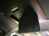 【13型有機ELフリップダウン】三列目からでも迫力のエンタメが観れる大画面フリップダウン。有機ELのモニターでは、一般的なフリップダウンよりも高コントラストでキレイな映像を楽しめます。