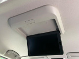 【フリップダウンモニター】大画面モニターで後席でもエンタメをお楽しみいただけます。小さなお子様にも大人気の装備です♪