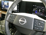 ナビの音量など車両情報を手元で操作できるハンドルスイッチ付き。操作切り替えでナビゲーションの操作もかの。
