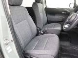 運転席の写真です!座り心地も良さそう、あなたのドライビングポジションをガッチリ支え、心地よい安心感で、ロングドライブもらくらく??