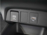 ◆USB接続端子◆スマホやiPodなどを接続して、いつもの音楽を車内でもお楽しみいただけます♪