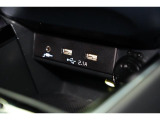 小物の収納に便利なセンタートレイには携帯等のデバイスの充電可能なUSB出力電源付です。