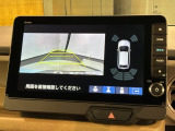 リバースギアに入れるだけで後方の表示へ切り替わります。夜間や雨の日の駐車も楽になりますよ。
