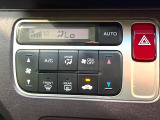 【オートエアコン】一度お好みの温度に設定すれば、車内の温度を検知し風量や温度を自動で調整。暑い&hellip;寒い&hellip;と何度もスイッチ操作をする必要はありません。快適な車内空間には必須の機能ですね♪