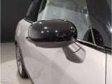 ドアミラーにはLEDウインカーが埋め込まれており、対向車からの視認性を高めております。