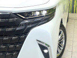 【LEDヘッドライト】悪天候や夜間走行時も良好な視界を確保し安心して運転できる高輝度LEDヘッドライトを装備!点灯速度が早く、消費電力も抑えられています。