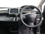 運転席側から見た写真です、お車にマッチングするように考えられたインパネデザイン!沢山のスイッチ類も運転される方が使いやすい位置に配置されていますね!