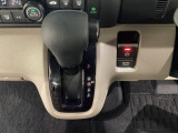 CVT車のセレクトレバーです。低速から高速まで、変速ショックのないスムーズな走りと、エンジン効率のよい領域を維持して燃費にも貢献します。サイドブレーキはスイッチ操作の電子制御パーキングブレーキです。