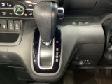 CVT車のセレクトレバーです。低速から高速まで、変速ショックのないスムーズな走りを実現するとともに、エンジン効率のよい領域を維持することで燃費にも貢献します。