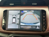 真上から見下ろすような映像で、車庫入れや縦列駐車時に、自車と駐車位置の関係をひと目で確認でき、スムースな駐車をサポート。動く物を検知してお知らせすることで、発進時の安全確認もサポートします。