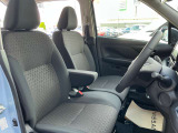 運転席・助手席は、ゆったりと座れるサイズで、長時間の運転でも快適です。