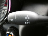 ウィンカーレバーとワイパーレバーが国産車とは左右逆になります!