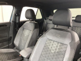 シートは適度な硬さによって長時間の運転でも疲れにくいと定評があります。国産車とは全く違った座り心地ですが、長年培われた欧州の椅子文化をご体感ください。