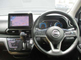 デイズの運転席廻りになります。ひじ掛けや収納など便利な装備がついてます!