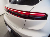 LED テールライト、PORSCHE ロゴレタリング付き