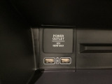 助手席前には横長のトレーとアクセサリーソケットがついています。その下に充電可能なUSB端子が2個ついていますので、手前のトレーにスマートフォンを置いて移動中でも充電できるので便利です。