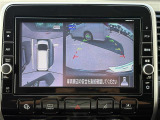 【アラウンドビューモニター】まるでクルマを真上から見下ろしたかのような視点で駐車をサポートします!クルマの斜め後ろや真横など、前後左右の4つのカメラの映像が合成されて、モニターに映し出されます。