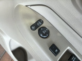 狭い駐車場で便利な電動格納ドアミラーが付いています。