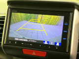 【バックカメラ】駐車時に後方がリアルタイム映像で確認できます。大型商業施設や立体駐車場での駐車時や、夜間のバック時に大活躍!運転スキルに関わらず、今や必須となった装備のひとつです!