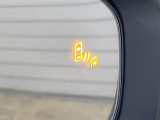 【ブラインドスポットモニター】走行中、ドアミラーの死角になりやすい箇所に後続車が接近するとサイドミラーのレンズに警告を表示!ドライバーに注意喚起をしてくれます。