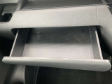ダッシュボード助手席側上部にインストアッパーボックスがあり、収納に便利です。