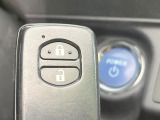 【スマートキー】カバンやポケットに入れたままでもドアの施錠・解錠が可能なスマートキーを装備。エンジンのオン・オフ時もカギを取り出す必要が無いからとっても便利です♪