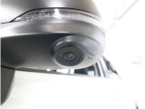 助手席側で見えにくい左前方の映像を、車内のマルチファンクションディスプレイに映し出します。前方への駐車や左寄せ、狭い道でのすれ違いなど、さまざまなシーンで安心して運転できる便利な機能です。