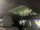 【サンルーフ】高級車のマストアイテムのガラス・サンルーフ。開放感のある室内空間を演出してくれます。