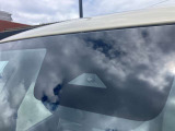 フロントガラスの上部には衝突軽減ブレーキの装置も付いており、より安全に運転を楽しんでいただくことができます。