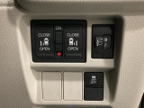 両側電動スライドドアは運転席から操作ができるよう、操作スイッチが付いています。その横にはヘットライトリベライザーのスイッチがついています。道路状況や積荷の加重に応じてライトの高さを調節できます。