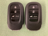 スマートキーを装備しています。鍵を差し込むことなくドアロックの開け閉めと、スタートボタン操作でのエンジンスタートができます。スペアキーも同じものを用意しております。