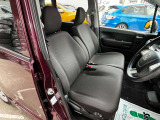 フロントシートです。運転席には座面の上下調節が可能なハイトアジャスターが装備されております。大きな痛み等が無く綺麗な状態です。