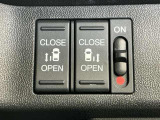 狭い所でも乗り降り楽々な両側電動スライドドアです!簡単にドアの開閉が出来る為女性やお年寄りにも優しく、荷物で手が塞がった時なども大変便利です!