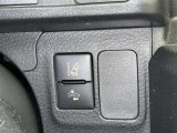 レーンディパーチャーアラートとは車線または走路からの逸脱の可能性を警告すると共に、車線または走路からの逸脱を避けるためのハンドル操作の一部を支援する機能です。詳細は販売店スタッフまでおたずねください。