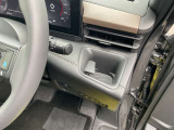 運転席側と助手席に同様のドリンクホルダー装備です。