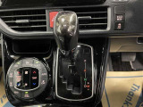 操作しやすいATシフトです♪シフトチェンジを気にしなくていいので運転だけに集中できますね!自然と手に届くところにある、手になじむ形状のシフトノブがいいですね♪