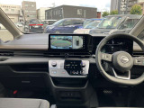 すっきりした運転席周りにはナビやエアコンの操作パネルを設置しておりますので、お一人での運転でもご安心できます。