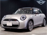 MINIのフロントグリルのデザインはイギリスで生まれた当初から、シルバーのサイドバーが折り重なった伝統的なデザインで御座います。その伝統はBMWのお車になってからでも少しずつ形を変えて守られております