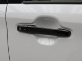 電子カードキーを携帯していれば、フロントドアハンドルのリクエストスイッチに触れるだけでドアロックを施錠・解錠できます。