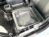 【シートアンダーボックス】シートの下に大容量の収納スペースが備わっており、靴や洗車グッズなど、外から見られたくないものをすっきり収納できて便利!