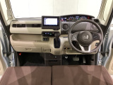 車内は光触媒抗菌消臭施工済です。スタイリッシュなデザインで暖かみのあるインパネ周りを演出します。グローブボックスやカップホルダーのほかにトレーなどたくさんの収納スペースが装備されています。