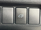 【パワーバックドア】スマートキーや運転席のボタンを押すだけでリアゲートが自動で開閉します!荷物を持っている時や、高い位置にあるバックドアを閉める際に便利な機能です♪