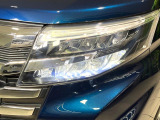 【LEDヘッドライト】悪天候や夜間走行時も良好な視界を確保し安心して運転できる高輝度LEDヘッドライトを装備!点灯速度が早く、消費電力も抑えられています。